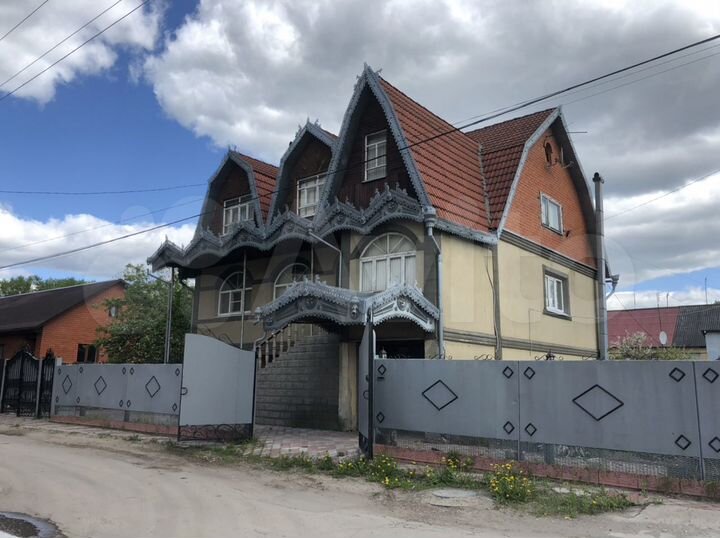 Дом 261,6 м² на участке 8 сот.