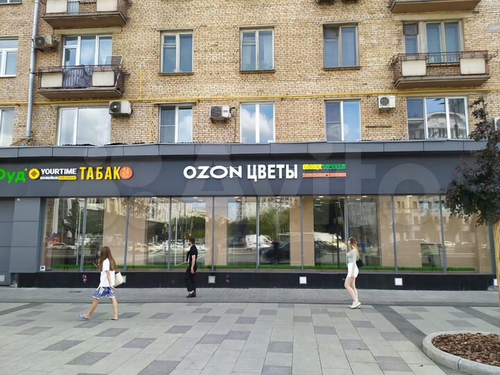 Под колбасы 10 м² у входа Гастромаркете на Садовом