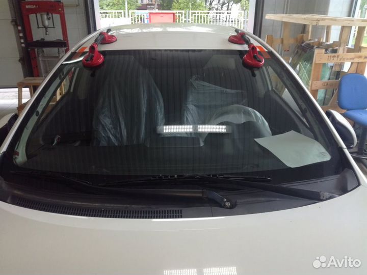 Лобовое стекло toyota corolla с молдингом