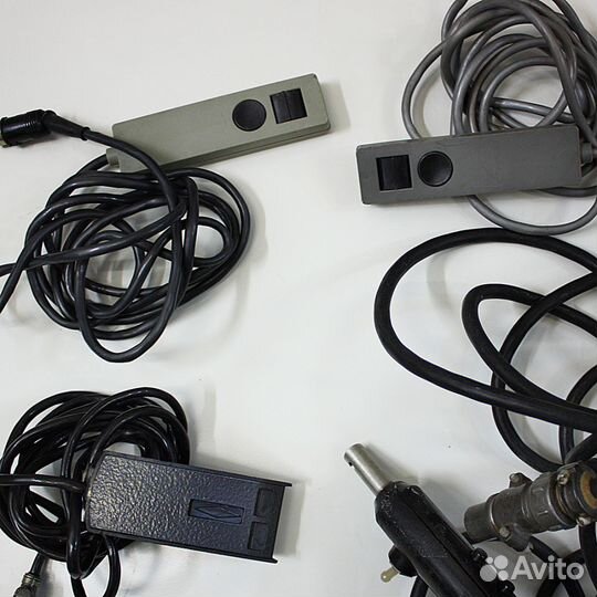 Четыре пульта от проекторов