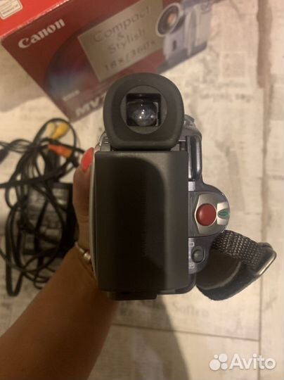 Видеокамера Canon MV 700