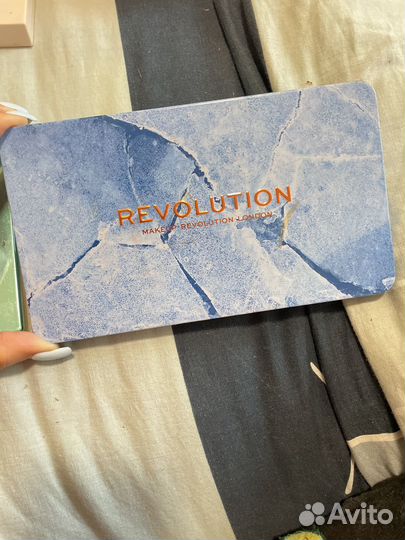 Тени для век revolution