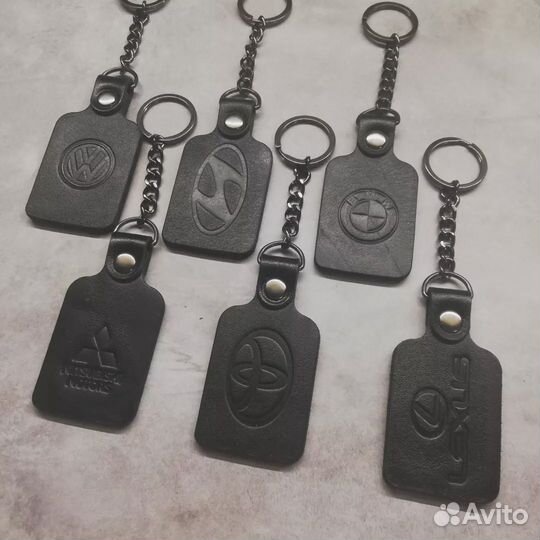 Брелок-оберег с логотипом авто. Новый. Кожа
