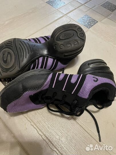 Танцевальные кроссовки разные