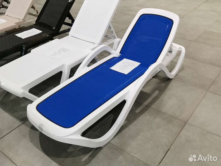 Шезлонг Capri с тканью, Белый с синей тканью