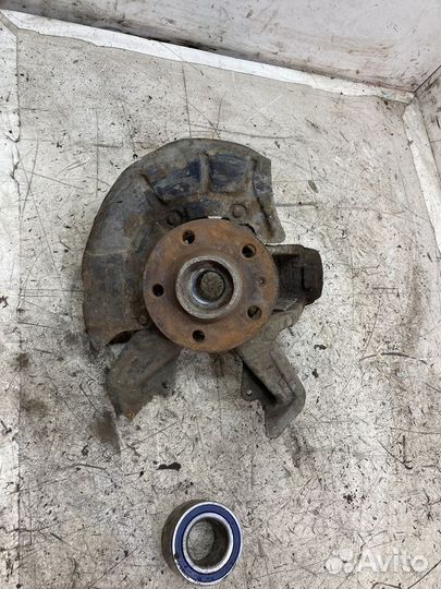 Кулак поворотный передний правый Volkswagen Bora