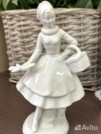 Фарфоровая статуэтка