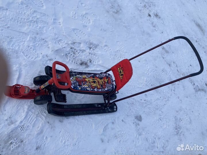 Снегокат с ручкой и колесами
