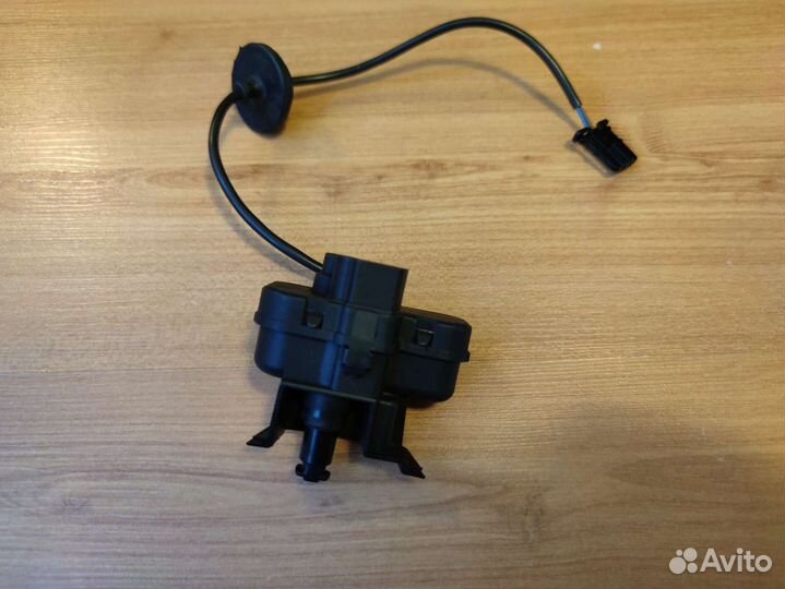 Замок лючка бензобака Тигуан