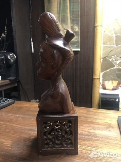 Женский бюст на подставке красное дерево
