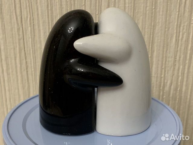 Солонка и перечница обнимаются