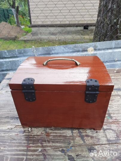 Деревянная шкатулка