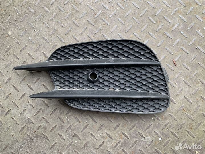 Решетка переднего бампера левая Mercedes w213