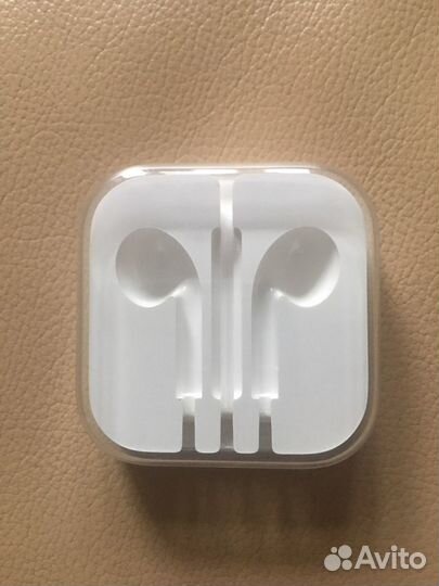 Наушники, зарядные устройства, контейнер