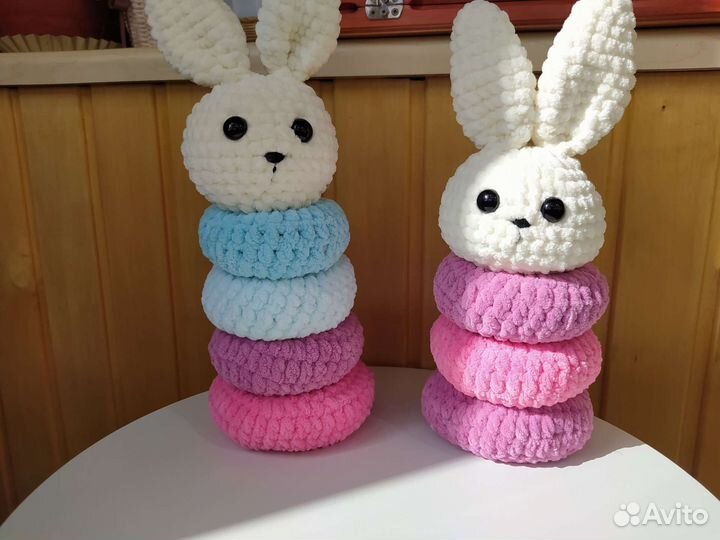 Вязаная игрушка пирамидка