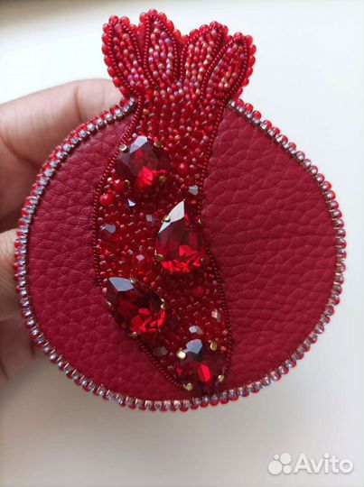 Брошь из бисера Гранат