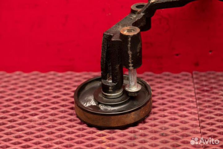 Кронштейн обводного ролика Toyota Land Cruiser 200