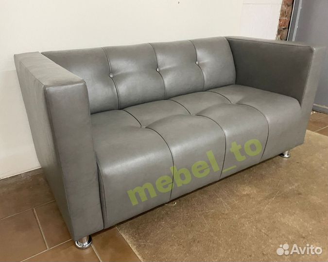 Мини диван в кафе