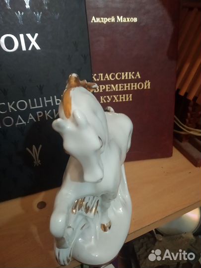 Фарфоровая статуэтка конь златогривый