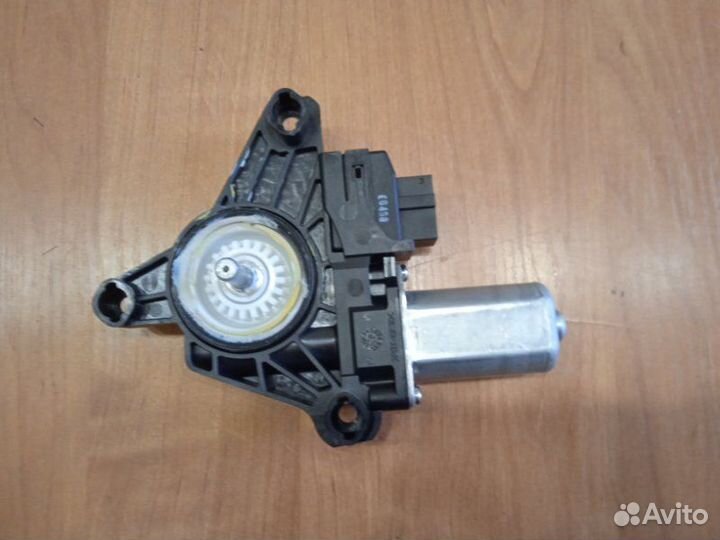 Моторчик стеклоподъемника задний левый Mercedes