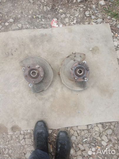 Кулак поворотный передний Митсубиси х