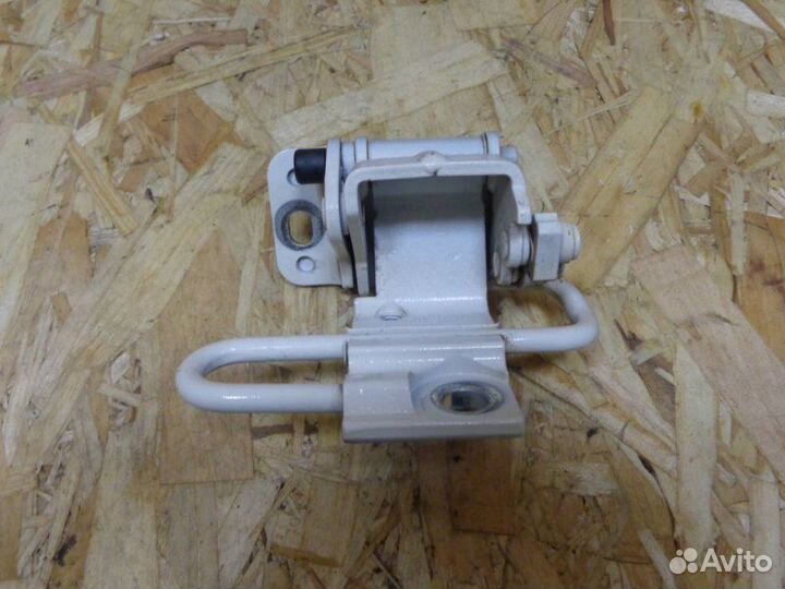 Петля дверная задняя левая Volkswagen Touareg 7L6