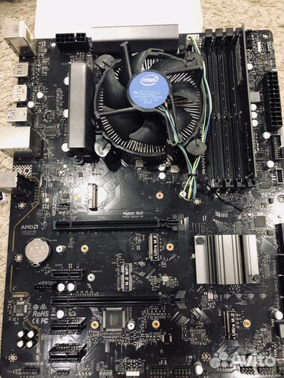 Материнская плата с процессором и памятью