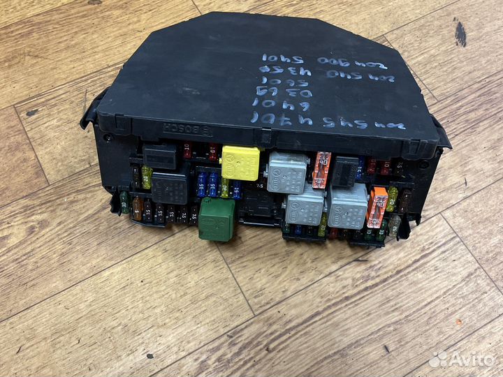 Блок предохранителей передний сам мерседес W204