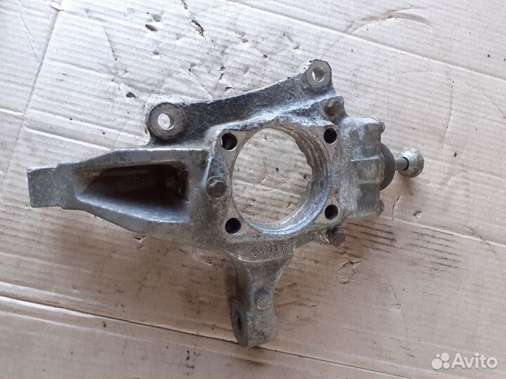 Кулак поворотный передний правый Вольво S80 98-06г