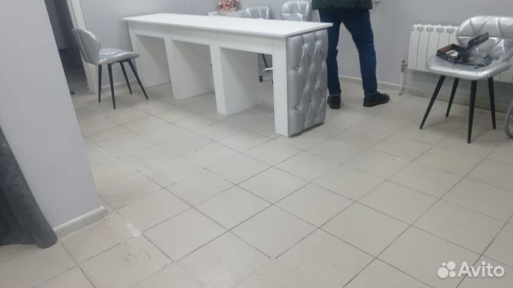 Маникюрный стол