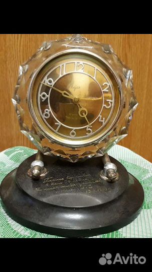 Часы настольные маяк в хрустальном корпусе