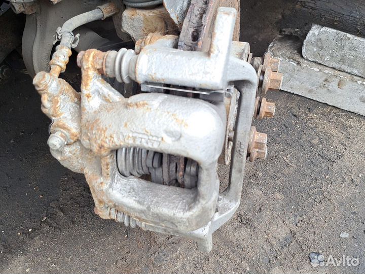 Суппорт передний правый Peugeot407 бензин