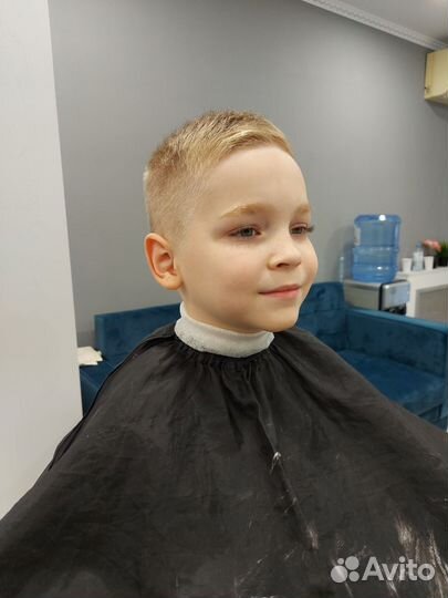 Парикмахер бровист