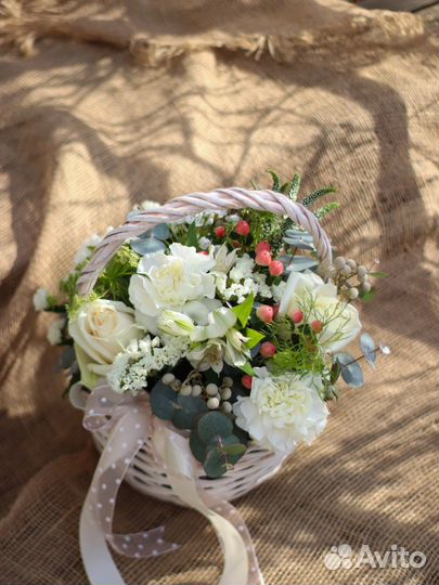 Цветы в корзине розы