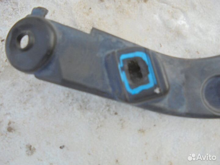 Крепление бампера переднее правое Toyota Corolla