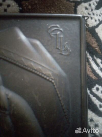 Старинная чеканка с вензелем мастера