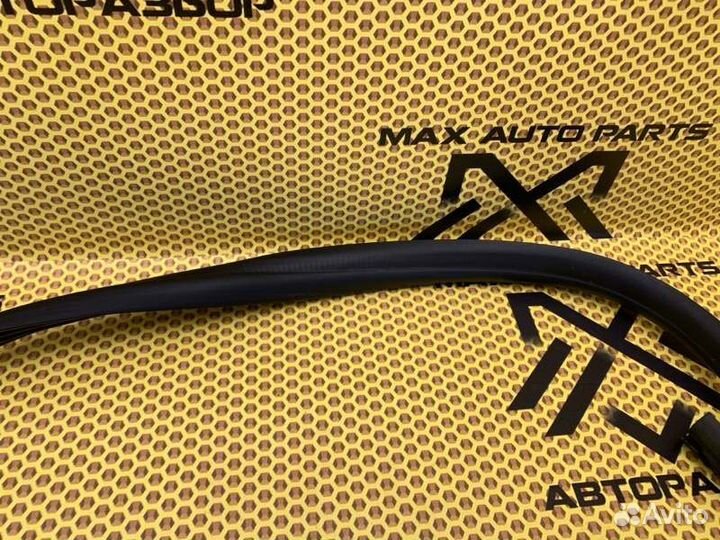 Уплотнитель двери на проем передний левый Renault