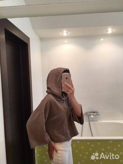 Байка с широкимм рукавами и капюшоном