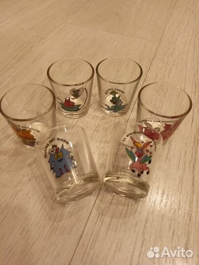 Набор стопок с тостами