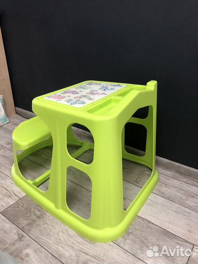 Пластиковый стол парта со стулом