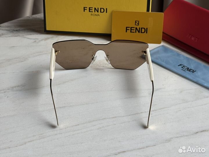 Солнцезащитные очки Fendi