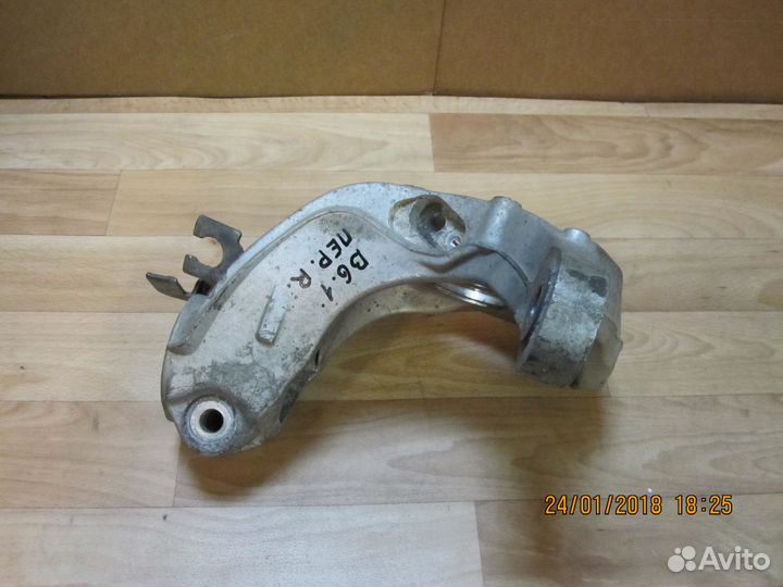 Поворотный кулак передний правый VW Passat B6