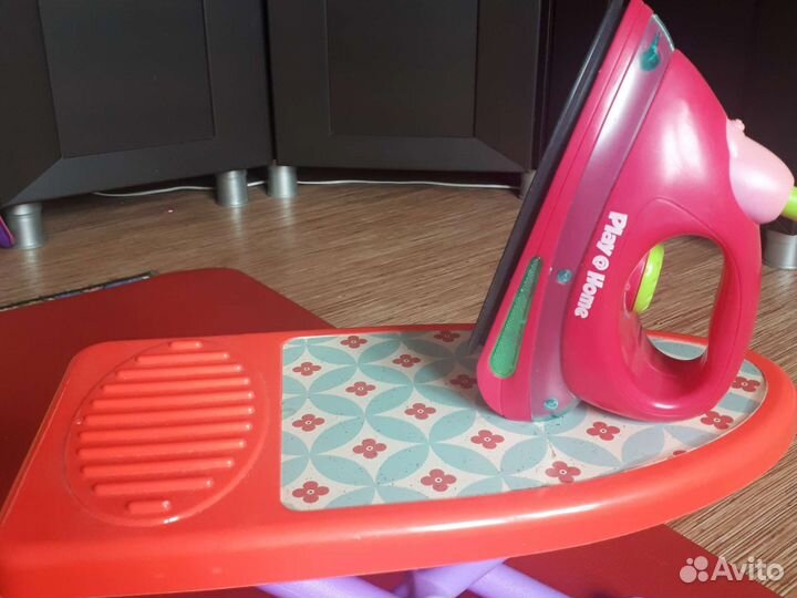 Игрушечный утюг и гладильная доска