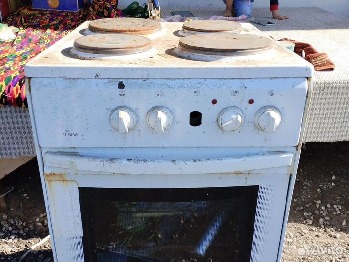 Плита электрическая и холодильник