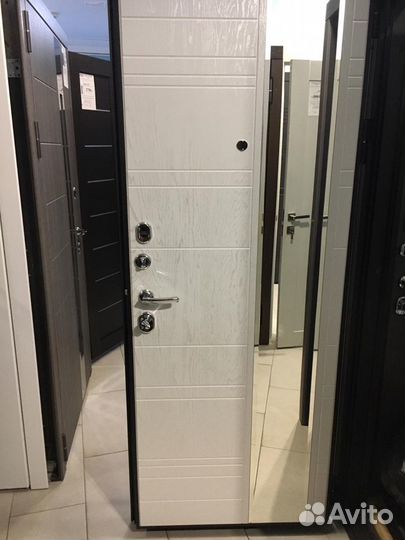 Входная дверь в квартиру с зеркалом 