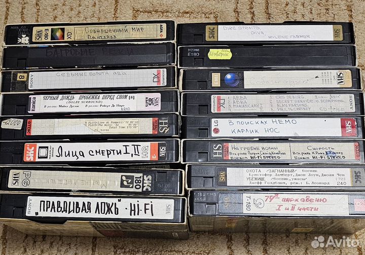 Видеокассеты с фильмами и музыкой