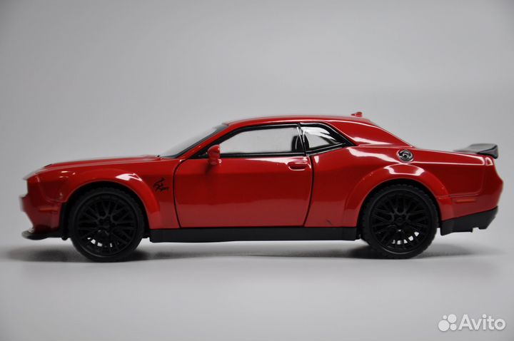 Модель автомобиля Dodge Challenger SRT металл