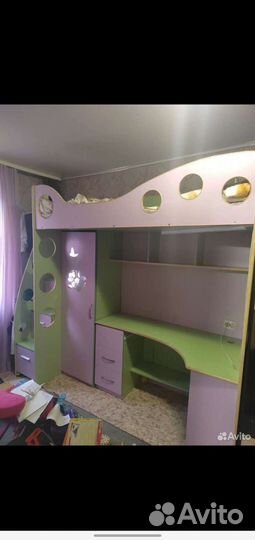Детская кровать чердак со столом и шкафом