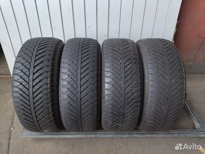 Goodyear Vector 4Seasons 225/55 R17