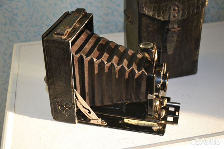 Старинный фотоаппарат Voigtländer Еmbezet